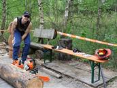 P�iléhavý od�v je p�i práci s motorovou pilou nezbytný. Martin Komárek navíc pou�ívá speciální návleky s nepro�eznou vlo�kou.