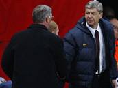 Kou Arsenalu Arsene Wenger (vpravo) a Alex Ferguson, trenr Manchesteru se zdrav po semifinle Ligy mistr