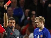 Arsenal - Manchester United: sudí Rosetti dává �ervenou kartu Fletcherovi (vpravo)
