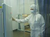 Laborato� �istých prostor, v které �e�tí v�dci vyvíjejí lék proti rakovin�.