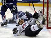 USA - Francie: Ameri�an Kyle Okposo padá poté, co p�ekonal francouzského gólmana.