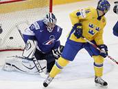 védsko - Francie: Francouzský gólman Fabrice Lhenry (vlevo) kapituluje po stele Dicka Tarnströma.