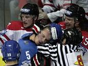 Kanada - Finsko: Kana�an  Shane Doan (vpravo) v poty�ce s Lasse Kukkonenem (uprost�ed).