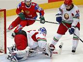 Rusho - Blorusko:  Rus Alexej treenko (vlevo vzadu) sleduje práci bloruského gólmana Andreje Mezina, kterého jistí Michail Grabovskij.