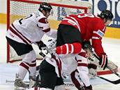 Kanada - Lotysko: Kanadský útoník Shane Doan padá pes Lotye Guntise Galvine, vlevo Herberts Vasiljevs.