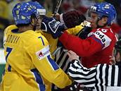 védsko - esko: Petr ajánek (vpravo) a Johnny Oduya v potyce.