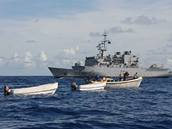 Somál�tí piráti u vále�né lodi Nivose