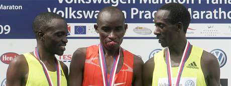 Praský maraton, stupn vítz - zleva: stíbrný Kibiwott, vítz Ivuti a tetí Mungara 