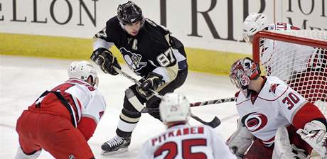 Pittsburgh - Carolina, domácí Crosby (v tmavém) stílí na  Warda.