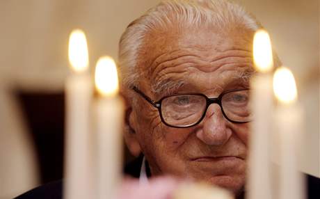 Sir Nicholas Winton na archivním snímku