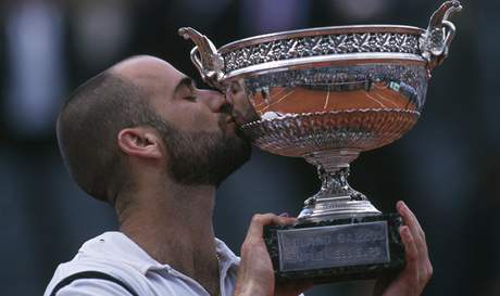 POSLEDNÍ AMERICKÝ AMPION. Andre Agassi s trofejí pro vítze grandslamového Roland Garros 1999