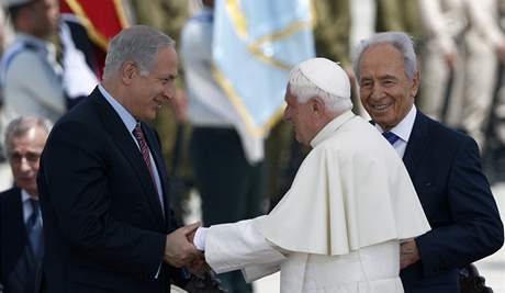 Pape Benedikt XVI. s irazelskm premirem Benjaminem Netanjahuem (vlevo) a prezidentem imonem Peresem (vpravo) na letiti v Tel Avivu. (11. kvtna 2009)