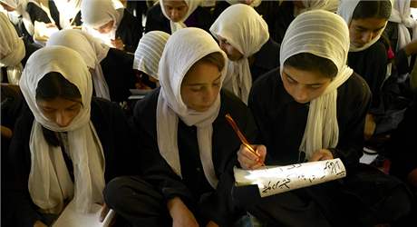 Vzdlávání dívek v Afghánistánu se nelíbí radikálnímu hnutí Taliban, za jeho vlády eny do koly vbec chodit nemohly.