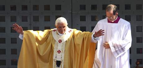 Benedikt XVI. u za tvrt roku poehná vícím v esku.