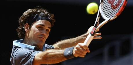 Roger Federer v utkání proti Andymu Roddickovi.