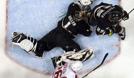 Anaheim - Detroit: detroitský útoník Jií Hudler (dole) v anci ped gólmanem Jonasem Hillerem z Anaheimu. Tomu pomáhá obránce Chris Pronger.