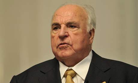 Helmut Kohl loni v kvtnu, kdy se po dlouhé nemoci objevil na veejnosti.
