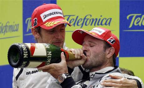 Jenson Button (vlevo) a Rubens Barrichello z Brawn GP se raduje z doublu ve VC panlska