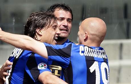 Chievo - Inter Milán: radost hostujících Crespa, Stankovie a Cambiassa (zleva)