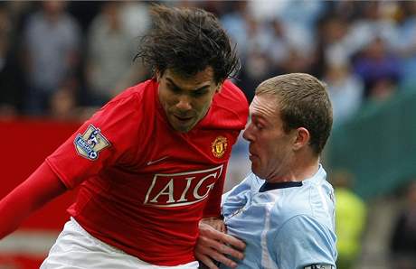 Manchester United - Manchester City: Carlos Teves (v �even�m) z United, za n�m Richard Dunne