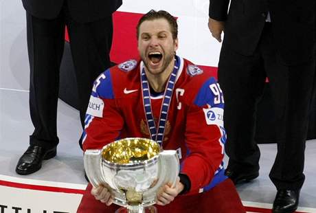 Ruský kapitán Alexej Morozov s pohárem pro hokejové mistry svta 2009