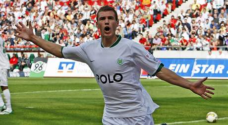 Edin Deko bude i nadále stílet góly za Wolfsburg, klub ho do AC Milán nepustí.