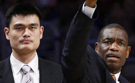 Jao Ming (vlevo) a Dikembe Mutombo sleduj zpas Houstonu v Los Angeles s tamnmi Lakers.