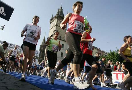 OD ORLOJE. estnáctý roník Praského maratonu odstartuje zase na Staromstském námstí.