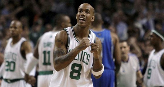 Basketbalista Stephon Marbury z Bostonu v pátém utkání semifinále Východní konference NBA s Orlandem.