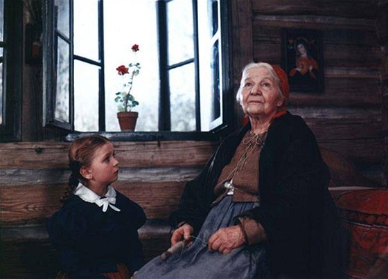 Babička ve filmu ze 70. let podle povídky Boženy Němcové měla na děti dobrý vliv. Ten mohou mít i babičky „půjčené“.