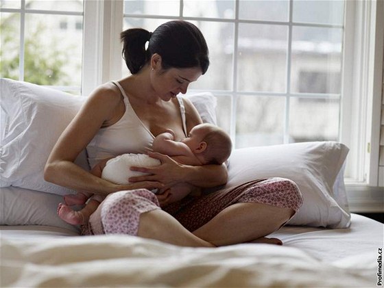 Dít pi jednom krmení vypije sedmdesát a osmdesát procent mléka v prsu (Ilustraní fotografie)