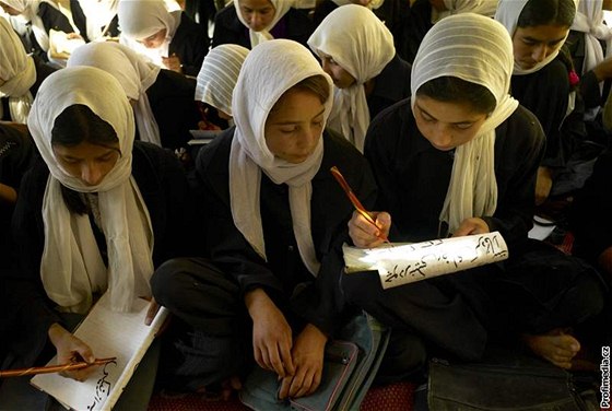 Vzdlávání dívek v Afghánistánu se nelíbí radikálnímu hnutí Taliban, za jeho vlády eny do koly vbec chodit nemohly.