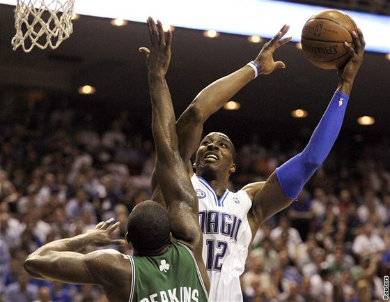 Orlando - Boston: domácí Dwight Howard útoí na ko Bostonu.