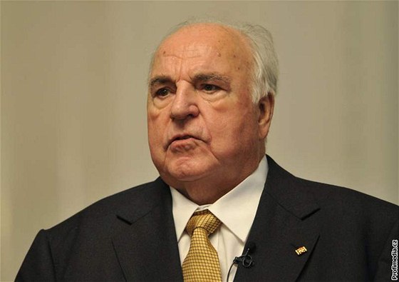 Helmut Kohl loni v kvtnu, kdy se po dlouhé nemoci objevil na veejnosti.