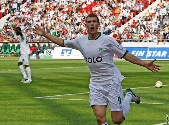Edin Deko se raduje z jednoho ze svých gól v dresu Wolfsburgu.