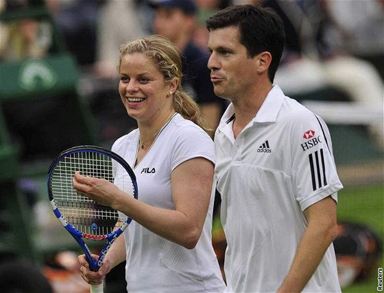 Tim Henman a Kim Clijstersová pi loské exhibici na zrekonstruovaném centrálním dvorci ve Wimbledonu