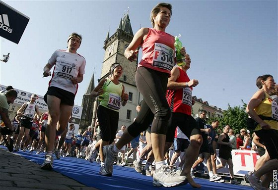 OD ORLOJE. estnáctý roník Praského maratonu odstartuje zase na Staromstském námstí.