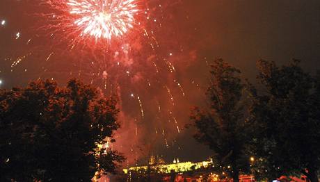 Vltavu u pražského Karlova mostu brázdily gondoly, nad městem se rozzářil ohňostroj. (15. 5. 2009) 