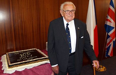 Sir Nichalos Winton na české ambasádě v Londýně při oslavě svých 100. narozenin. (16.5. 2009)