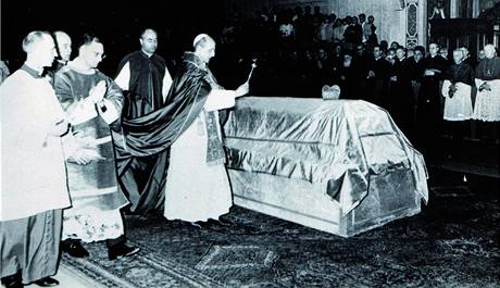 Zdun mi za Josefa kardinla Berana slouil mons. Frantiek Tomek, oproti zvyklostem vykonal vkrop rakve sm pape Pavel VI.