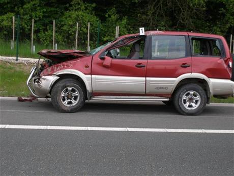 Ponien nissan po nehod pvsu s komi po nehod na 77,5 kilometru dlnice D11 (16.5.2009)