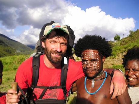 Milan Dank s ostrovany na Nové Guineji, druhém nejvtím ostrov svta, který je rozdlen mezi Indonésii a stát Papua-Nová Guinea