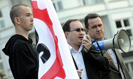 Místopředseda Dělnické strany Jiří Štěpánek (vpravo) drží svému šéfovi Tomáši Vandasovi megafon na mítinku v Přerově