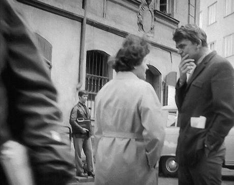 Milan Kundera na rohu ulic Bartolomějská a Na Perštýně v srpnu 1969