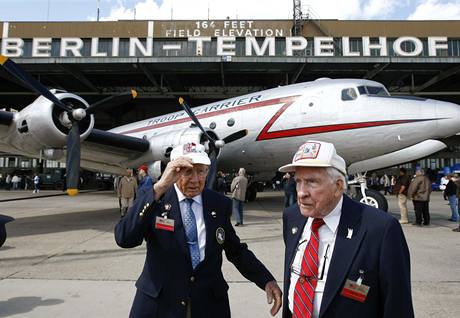 Oslavy vro konce berlnsk blokdy na letiti Tempelhof - bval letci (12. kvtna 2009)