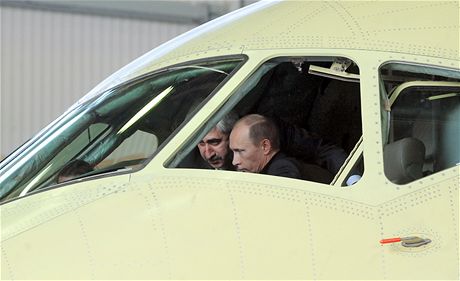 Rusk premir Vladimr Putin v kokpitu letounu Suchoj Superjet 100 bhem nvtvy Gagarinovy leteck tovrny ve mst Komsomolsk na Amuru (11. kvtna 2009)