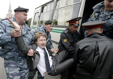 Rusk policie rozehnala pochod homosexul v Moskv (16. kvtna 2009)