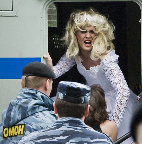 Rusk policie rozehnala pochod homosexul v Moskv (16. kvtna 2009)