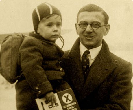 Sir Nicholas Winton na dobovm snmku s jednm ze zachrnnch dt.