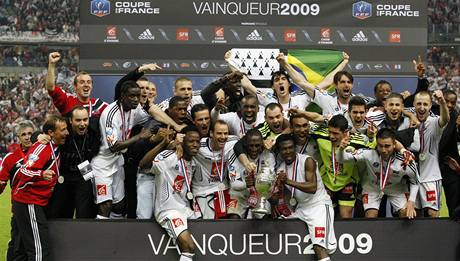 Fotbalisté Guingampu oslavují velký triumf: vyhráli Francouzský pohár.